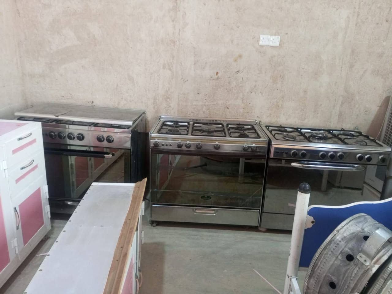 يوجد لدينا اثاث مستخدمه للبيع المكان حديثه الخفاجيه رقم ***********
