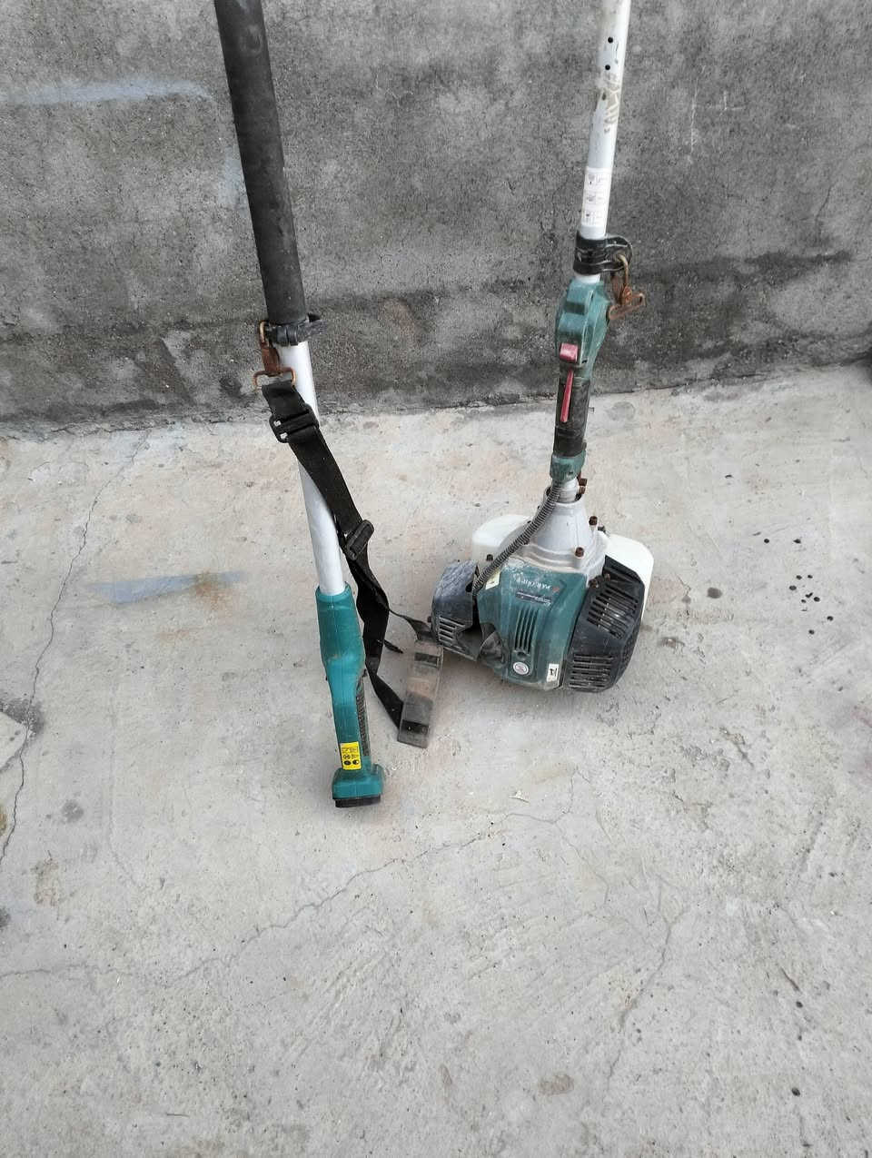 اجهزة متنوعة
العنوان 
حي الشهداء  جيران صالون ريماس
بالقرب من اسوا سلام 
تخلي ببت طارق الگرمان بظهرك وتطلع عدل
رقم الموبايل ***********
ابراهيم حسن الصالح ابو بسام
