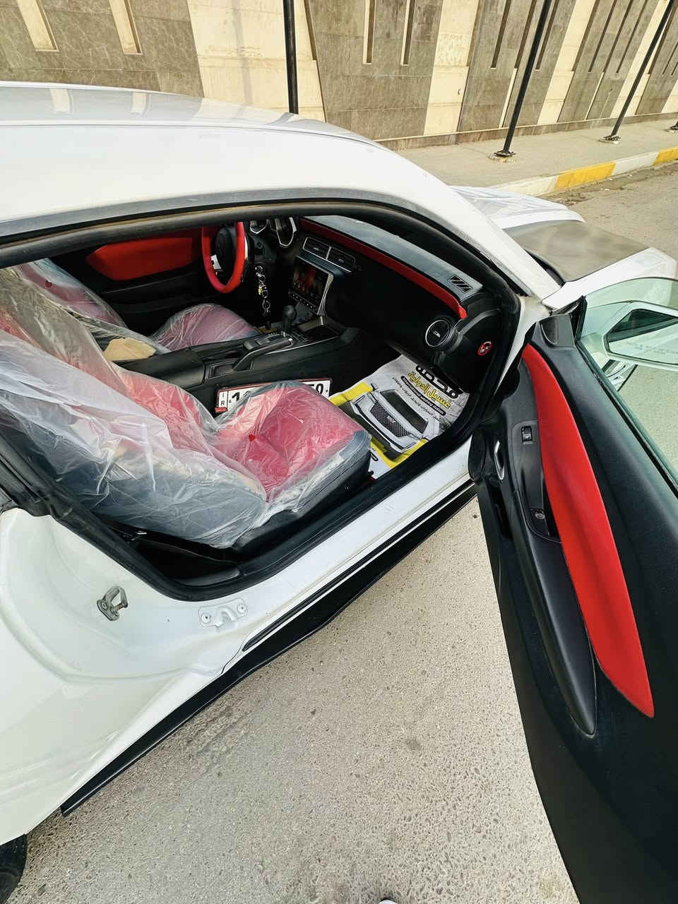 السلام عليكم
كمارو 2011 خليجية محدث 2015 
لون ابيض مكينة 3.6 كير مكينه تبريد شرط
حادثها باب فقط وبي صبغ كم قطعه ابيع حزام
سعرها حيل مناسب 78$ ورقه وبي مجال بسيط 
عنواني شارع فلسطين ***********
