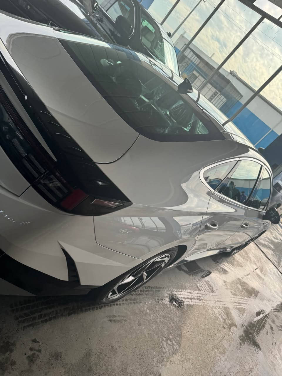 السلام عليكم 
سوناته مديل 24 وارد امريكي

 حادثها باب خلفي فقط  
محرك 2500  فول مواصفات السعر197$

بغداد العامريه   
***********
*********** بغداد, العراق
