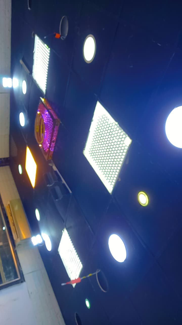 السلام عليكم محل للبيع سر قفليه ركن
مجاور محلات الحاج زياد الدبس 
جامخانه زجاجيه عدد ٢ 
فاترينه زجاجيه عدد ٢
سبلت طنين ونص 
ميز مكتبي مع كرسي 
داخل المحل سقف ثانوي مع بنكات 
للستفسار اتصل على الرقم 
***********
