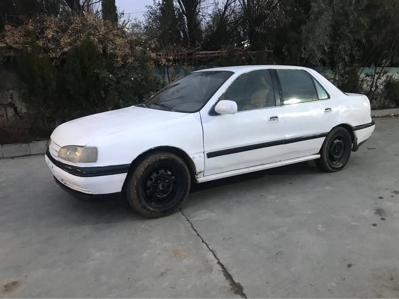 سەرەتا بەناوی خوا
***********
هۆندا مۆدێل ١٩٩٢ تۆماتیک مەکینە گڵانت مەرغووب
سەیارەکە تازە بۆیاخ کراوە لەسەر ساخی بۆ جوانی پێش و دوای هیچی پێوە نیە
گێر و مەکینەی هەر دووکی حەفتەیەک ئەبێ گۆریمە ئۆرووپی بە شەرتی ١٠٠ فیتەر هەڵمی دەمیشی بوو نەتەوێ
چوار تایە ی لۆک لۆکی بۆ بەستراوە لە سەتا سەت تایەکانی تازەن 
لایت و بگ لایت ئیشارەت و هۆرن و گرمی و فڵچەی تەنانەت گڵۆپی سەقفیشی ئیش ئەکا 
برگە کۆشن گاعی و تەنجیلی هەمووی حەفتەیەکە بۆی بەستراوە 
سەیارەی مەعرەز نیە و مەسرەفم تیا کردوە بۆ خۆم هاتوو چۆی رانیەو قەڵادزێ پێ ئەکەم بێ سەر ئێشەیە بەڵام پارەم پێویستە بۆیە ئەی فرۆشم
پێشی تازە داگیراوە و گرایین شەفتی هەردوو لا و بەنس و فلنجە و رەوت و بووشی نوێ بۆ بەستراوە 
وەرگەران برانەوە ئارم و غەرامەبەشەرت
لە کۆلا سەیارەکە زۆر خاوێنە ١٨ گەڵا و معاملەیەکی زۆر زۆر کەم
مشتەریت چاتم بۆ بکە بچووکیت ئەکەم
سەیارەکە لە نزیک پیرە مەگروونە السليمانية, العراق
