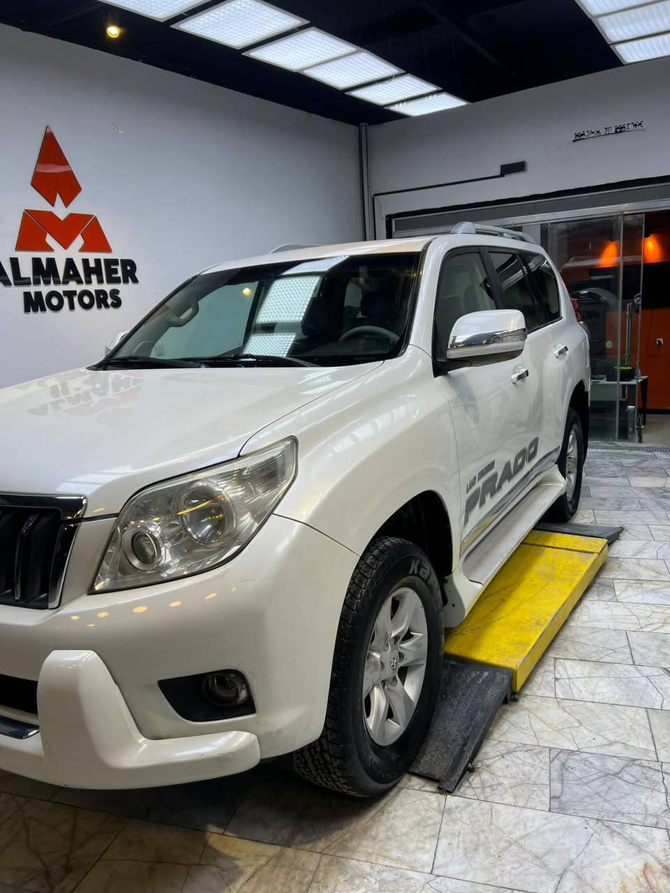 برادو ابيض موديل 2012( سرداري )
مواصفات  : TXL
. محرك 4000 ، 6 سلندر
. بصمة عدد 2
 . فتحة .
 . ثلاجة . 
. تبريد 3 قطع 
. فور ويل . 
. اشاير بل المري 
. مري شفط
. كراسي جلد بيجي 
. تحكمات ستيرن فول
 . 7 راكب
.السيارة جاهز و جدا جديده
* مكفول من الصبغ والتبديل والبارد ✅
دعامية امامية مصبوغ للجماليه بدون ضرر
* المحرك والكير و إكسال بحالة الوكالة ✅
السيارة ماشية 167 الف كيلو حقيقي
. رقم بغداد مشروع موازي وبسمي
. السعر ( 290 $ ) ورقة💰
. عنواني بغداد الحرية
. رقم الهاتف ( ‭0786 399 4686‬ ) 📍غير متواجد على الفيس اتصال فقط
