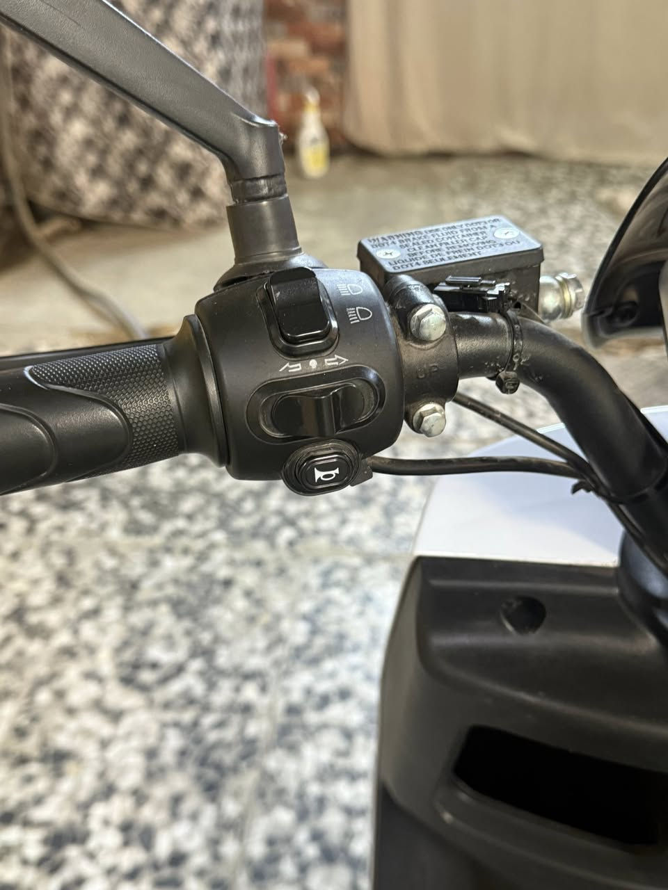 السلام عليكم دراجة شحن للبيع نوع بوليس من شركه ONE   6بطاريات تشغيل اسويج و بصمه و تشغيل عن بعد قدرة المحرك 2000 واط بطاريه ليثيوم سعه 30Ah-20 سرعه 80 الحقيقي 65 تقطع مسافه 70-80 كم حجم التاير 12 انج بريكات امامي دسك و خلفي دسك او درم LED امامي و خلفي اشارات يمنى و يسرى كلشي شغال بيها تحمل وزن 150-180 كيلو مقاومة خفيفة للماء كفاله عامه مثل ما تشوف بل صور نظيفه استمعال شهر واحد سعرها ٧٢٥ الف و بيها مجال بسيط للشراي
العنوان:مدينه الصدر الكياره 
الاستفسار:***********
موجود واتساب و فيس بوك فقط
