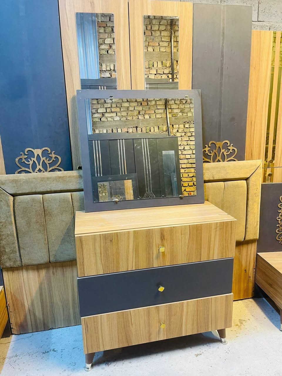 غرفه تركي مستعمل نضافه 90
نضام ابواب 
سكك هيدروليك 
السعر قفل 500
وي الشد والنقل داخل بغداد مجاني
للحجز وات ساب ***********
