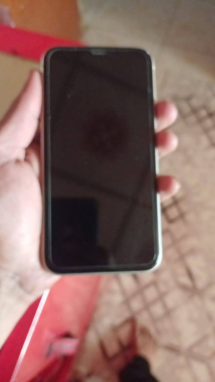 ايفون 11عادي  مكفولمن تبديل  وتر 
ذاكره 64 فيس ايدي شغال 

بطاريه 76بلاديه متصرف ابد 

جهاز  خط شغال

لون ابيض كلشي شغال صوت كامرات 

السعر230وبي مجال قليل 

مكاني دوانيه. مركز 

***********استفسار
