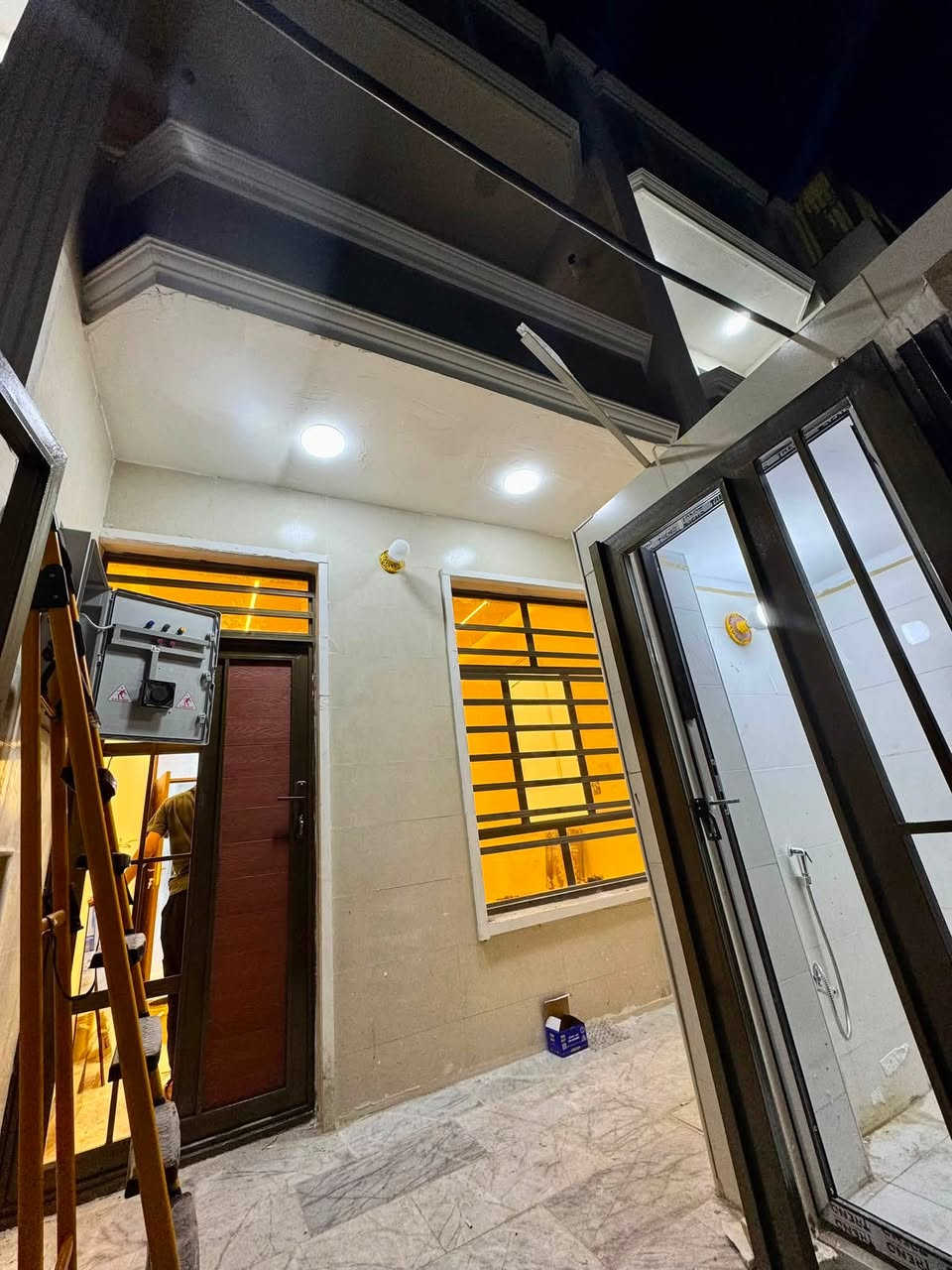 ملاحضه / العنده عقار 🏡#للبيــــــع ويريد يبيع  #دزونه كافه التفاصيل العقار مع ذكر السعر ورقم التلفون ☎️وان شاء الله باقرب وقت ينباع ان شاء الله 🤲❤️
————————————————-
🔸 مشتملات للبيع طابو صرف مناسبات جدا جدا ✅
 70متر الواجهه 4 والنزال 17
بناء سنة 2026🔑 درجه اولى كامل مكمل بناء زيرو وحديث وتكمه 

🔸الطابق 1️⃣كراج  وخدمات خارجيه واستقبال ومطبخ وخدمات داخليه وحولي وغرفه نوم 
     الطابق 2️⃣غرفتين نوم وصاله وبلكونه وخدمات 
     الطابق 3️⃣بيتونه كبيره وسطحين 

🔸موقع ممتاز جدا📍الشعب شارع الصحه خلف مطعم محمد الكردي شارع عريض عرضه 15متر ورصيف عريض  و+مناسب لحك قبل لاينباعن
 
🔸السعر: 175 وقابل للتفاوض 

مكتب ابو علي الدراجي للعقار 🏛️
 الشعب-نهايت شارع الصحه-مقابيل كرزات ركن الصحه 
***********📞
***********📞 ‭
***********📞
