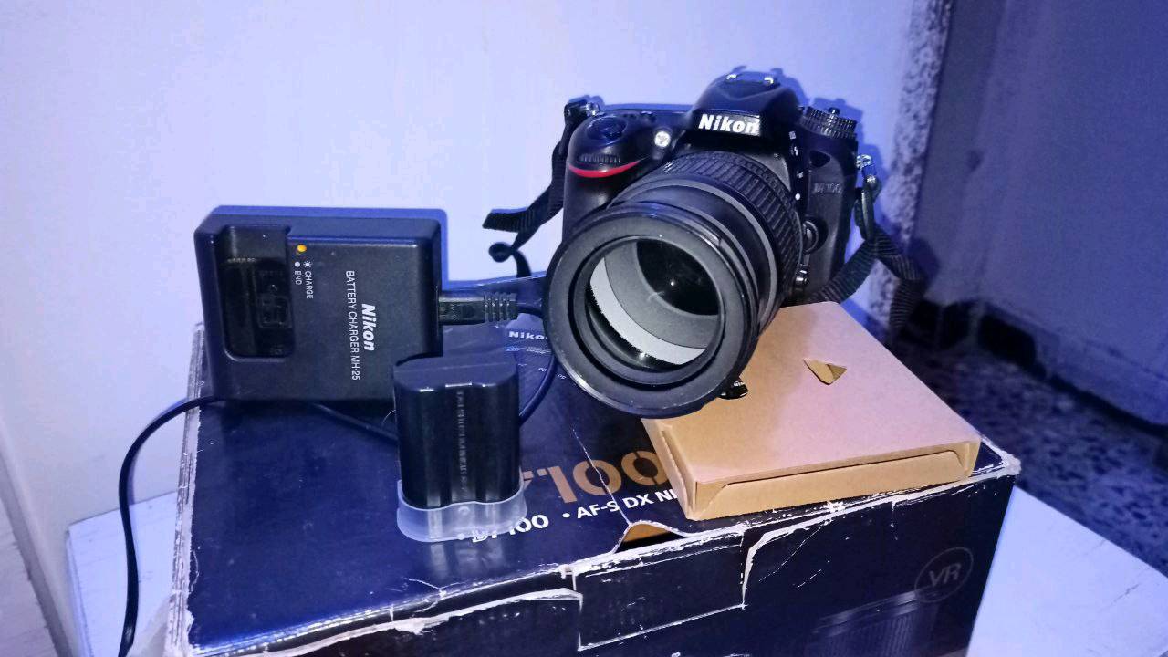 كاميرا Nikon D7100 للبيع، حالة جيدة جداً. تأتي مع شاحن MH-25 وبطارية ليثيوم أيون بالإضافة إلى عدسة NIKKOR AF-S DX. مثالية للتصوير الاحترافي والهواة، تقدم صوراً بجودة عالية وتفاصيل واضحة.
