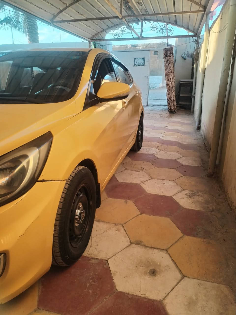 السلام عليكم اكسنت للبيع فقط موديل 11محرك 1600 مصفره هيه وغرمات رقم مثنى بسمي سنويه 2030 بيه باب العبري مبدل بس وبيه رصعه بلبنيدمبينه  بتكمه رصعه زغيره من بره سياره لشغل كبل مال خبزه السعر 80 وبيه مجال حكه الجيه مكان السياره ديوانيه الحمزه الشرقي رقمي ***********
