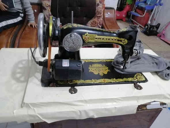 مكينة خياطة اصلية ام الاسد شغالة على الفحص  مكينة وماطور ودواسة وميز السعر ٦٥ الف المكان نجف حي ميسان ***********
