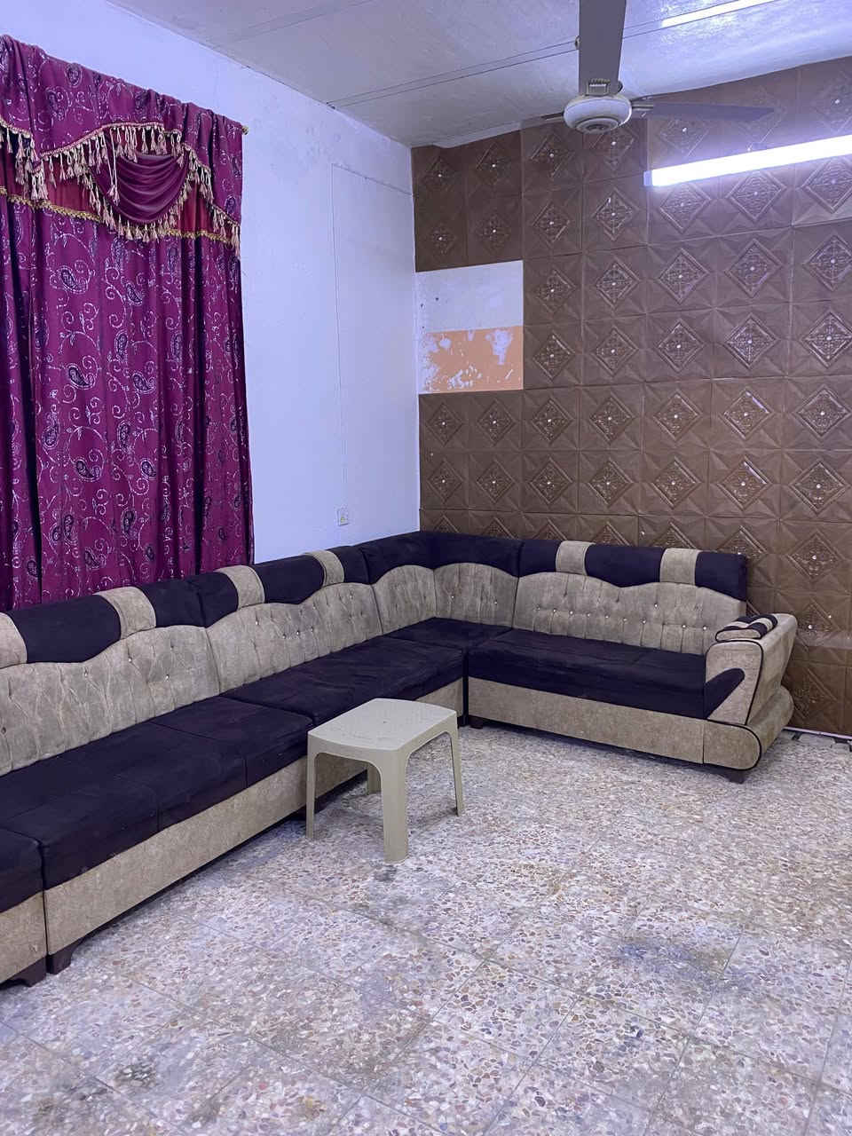 سلام عليكم ... تخم للبيع نضيف الطول 10 متر ..12 مقعدسعره 250 المكان كرمة علي .اللطيف  لمزيد من التفاصيل الاتصال ***********
