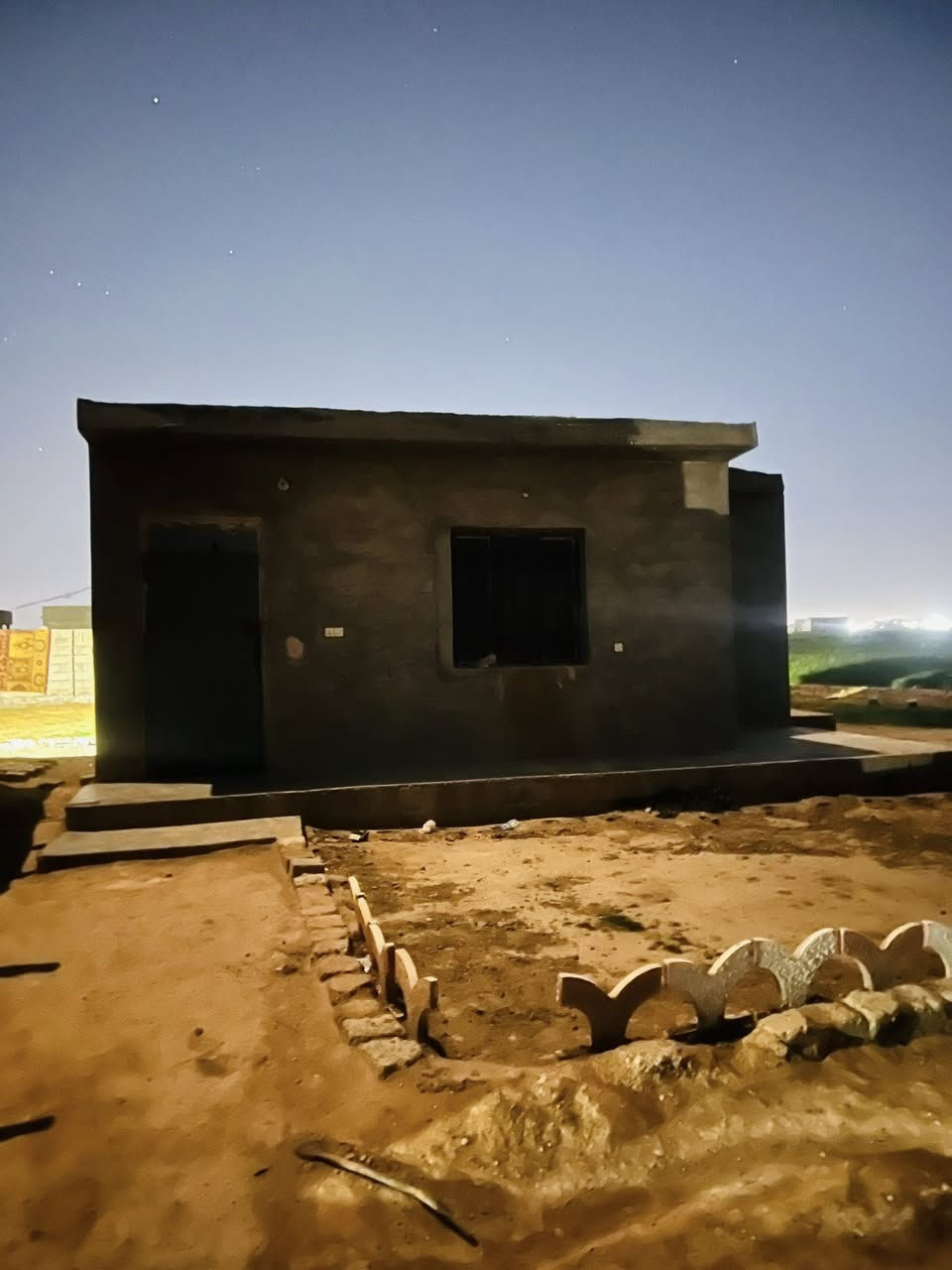 سلام عليكم ورحمة الله وبركاته بيت للبيع مساحة البناء 300مع قطع ثنين 600متر قرية دبي واصلها مي حلو ومر اتصل وتدلل***********
