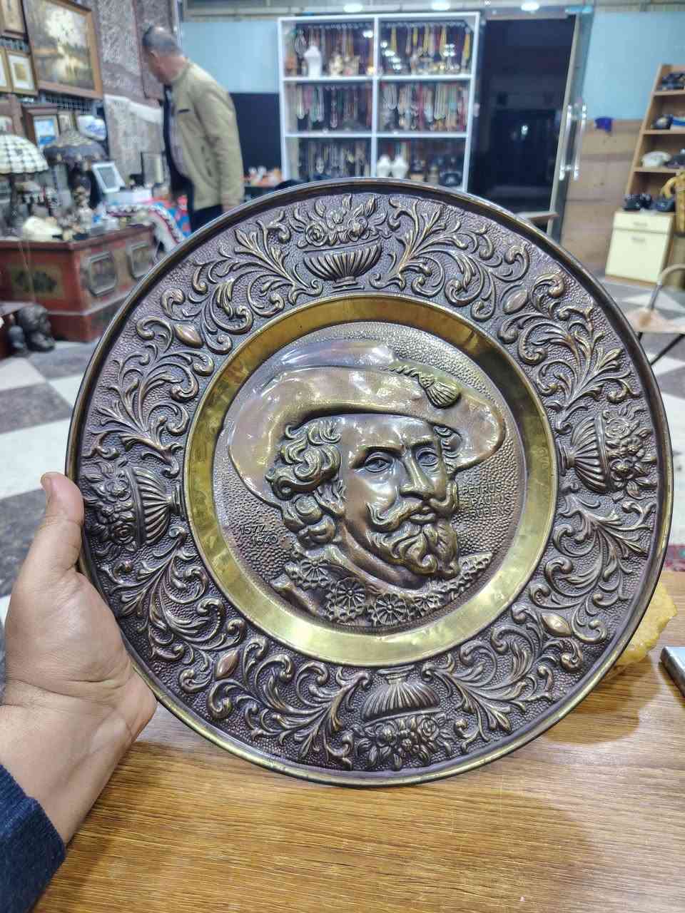 طبق يصور حياة فنان بيتر بول روبنز تاريخ ولدة وفاة ١٥٧٧.. ١٦٤٠م قطر طبق ٣٨ سم
واتساب *********** العنوان ديالى خانقين يوجد توصيل
