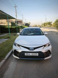 وبركاته للبيع تويوتا كامري  لون ابيض صدفي  موديل ٢٠٢٤ هجين هايبرد بانز...