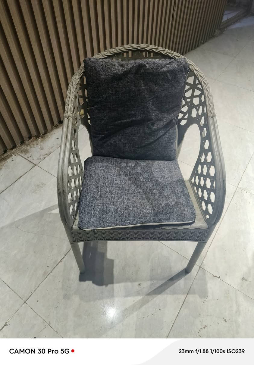 25كرسي للبيع السعر 10بي مجال يجي ويا كوشات مكاني بغداد اليوسفيه***********
