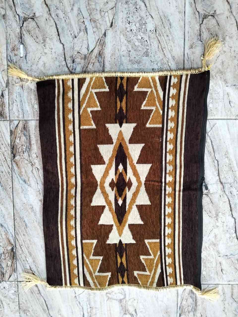 وجه مخدة ثقيل ديكور كلش راقي فخمامة 
سعر الزوج ب5 فقط
العنوان التحرير دور الجاهزة مقابيل محل كرزات حمودي يوجد توصيل ***********
