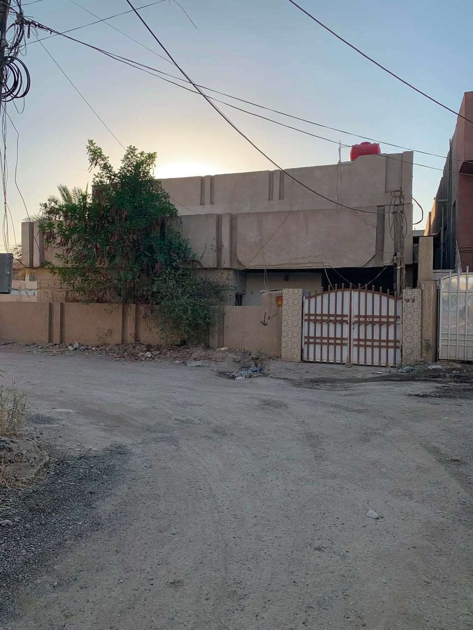 السلام عليكم دار للبيع بالحلة المساحة ٣١٨  ركن يقع على ٤ شوارع يبعد عن شارع ٦٠ / ٥٠ متر للاستفسار ***********
