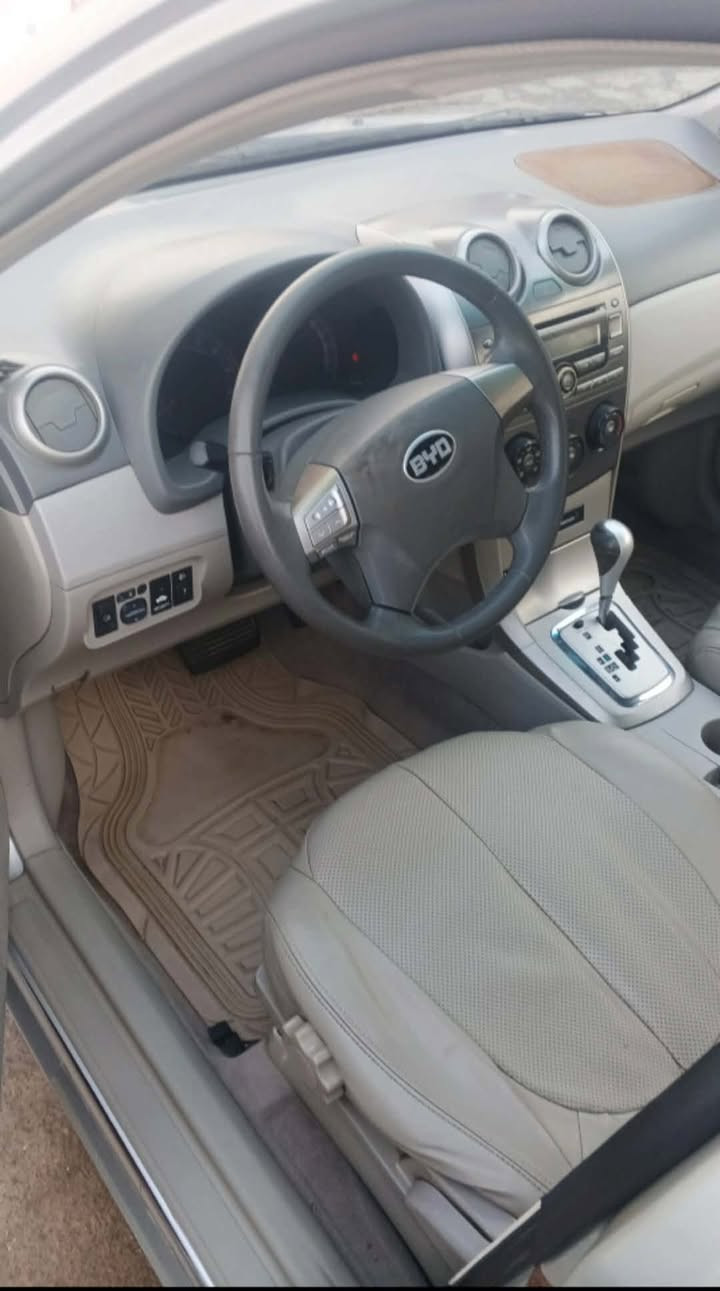 بي واي دي  مديل 2013 صاحبه موجود تحويل رقم نينوى ألماني صبغ ما بيها كير توماتيك مكينه وكير شرط .....ماشيه 119 قفل مركزي كشنات جلد سلايت .....سياره جاهزه من كلشي السعر 67 بيها مجال الاستفسار ***********
