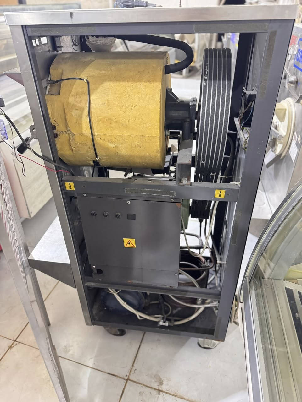 #معرض #الايطالي
إنتاجيه Ds فريكومات تيتان أيطاليا 🇮🇹
10. لتر 
مستخدم نضيف جداً 
محور سويچ سرعتين 
المكينه جاهزه من كلشي 
انتاج ناعم 
تبريد ماء 
3فيز 
السعر والتفاصيل مراسله الصفحة 
اؤ الأتصال هـ. ***********.   او.    *********** 
العنوان بصره 
#سيدحسين
