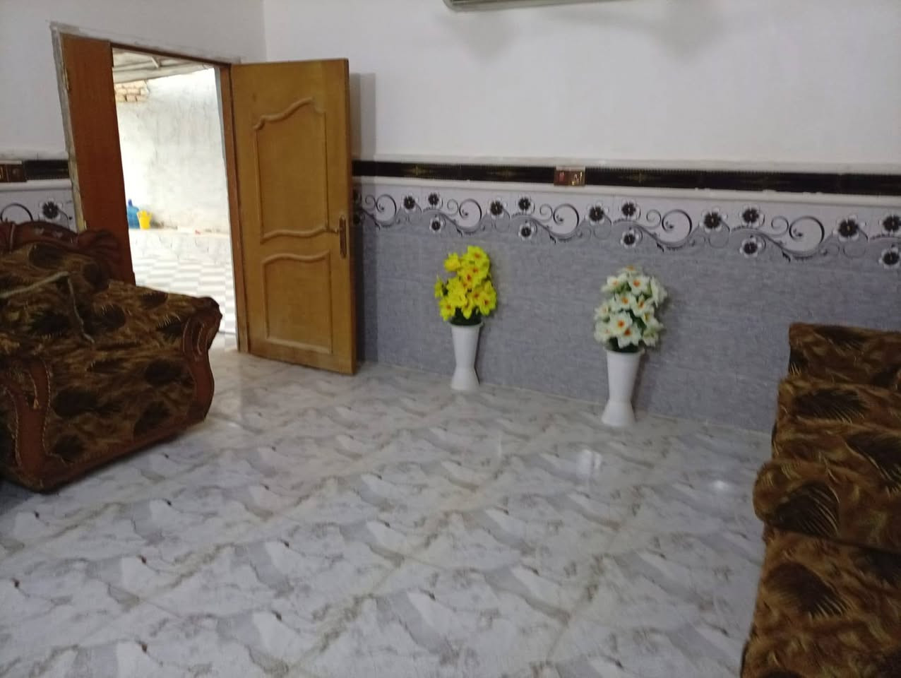 سلام عليكم دار للبيع المساحه 190 متر الواقع في منطقة حي الايمام خلف بيت المحافظ أسامة اصلان أو قرب مول حمرابي بناء طابوك أرضية بورسلين كامل الخدمات يحتوي على غرفة نوم ومطبخ وهول وصالة ومجمع صحيات كراج يتسع السيارتين ترميم جديد طابو زراعي سند 25 تحويل بسم المشتري مباشر سند مفروز كامل السعر 95 وقابل للتفاوض الاستفسار *********** الأثير ***********
