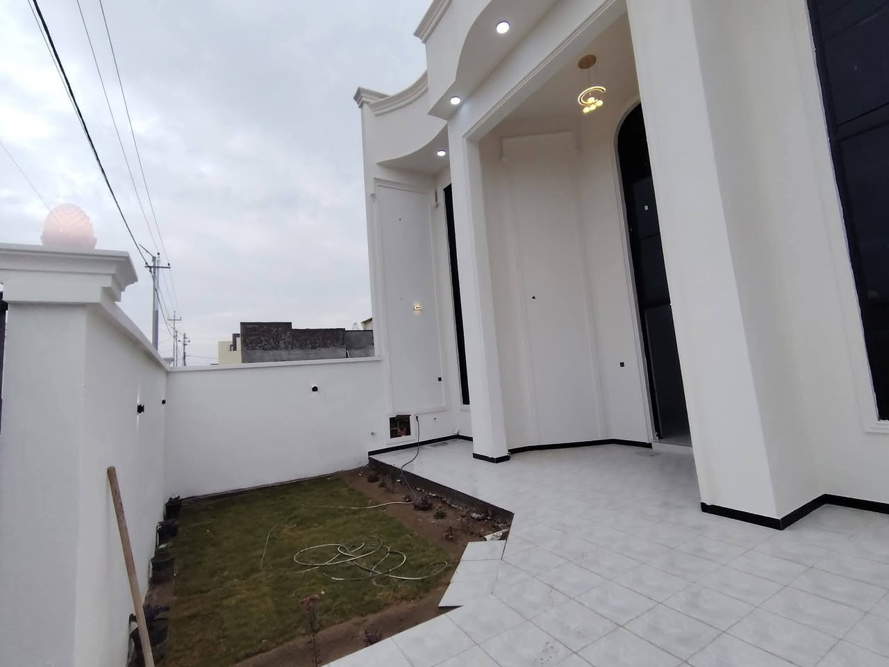 سلام عليكم بيت مساحه ٢٠٠م سند ٢٥ طابو زراعي تحويل باسم المشتري بناء درجه أولئ البيت تسليم مفاتيح مباشر تتوفر كامل الخدمات لاستفسار ***********
 المكان ورديه قرب مدرسه مالك الاشتر
