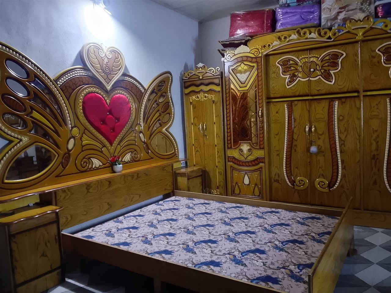 غرفه عراقيه البيع كلش نضيفه وجديده معنه الكلمه سعره 650الف العنوان بغداد الحسينيه رقم الهاتف ***********
