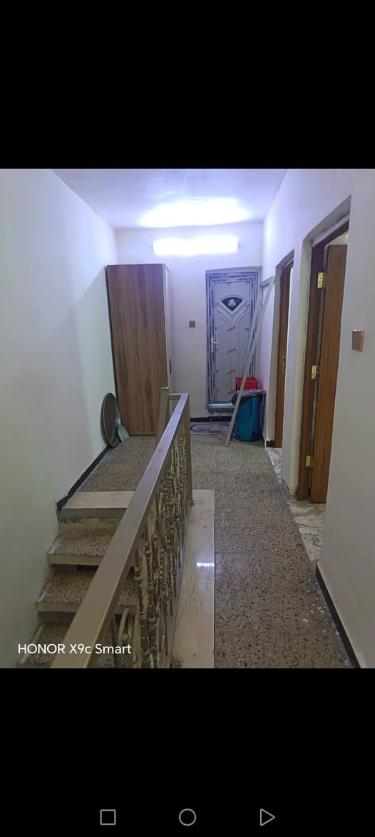 السلام عليكم بيت للبيع مساحة 150متر واجهة 6يحتوي على 4غرفة نوم وصالةومطبخ وخدمات بيت  نظيف سند مستقل موقع ممتاز شهداء البياع خلف جامع الكبيسي الاستفسار على هذا الرقم ***********
