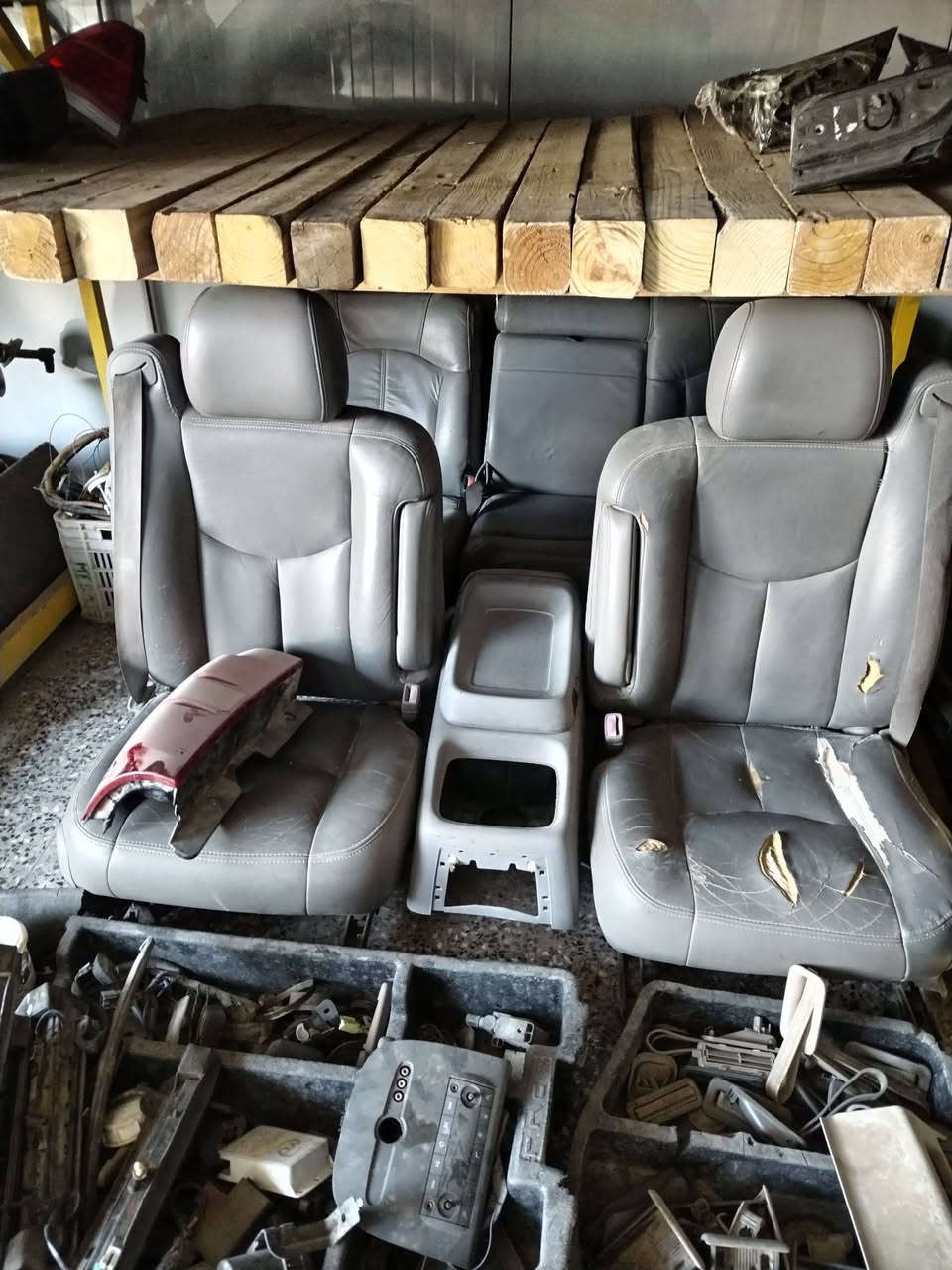 السلام عليكم مجمع الشمري يوفر لكم جميع قطع غيار تاهو يوكن جمس رقمي *********** تخم كراسي الكامل ب500 وبي مجال وزوج دواسات ب150
