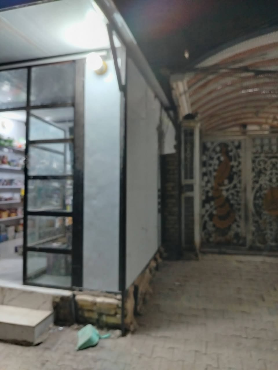 ***********السلام عليكم شباب محل ساندويه جاهز للبيع مكان العماره سايدين حي الشهداء الطول خمسه والعرض اربعه بس تفتحه والشده بالمكان اللي يعجبك السعر خمس ملايين وبي مجال بسيط واللي يحب ينتصر الرقم
