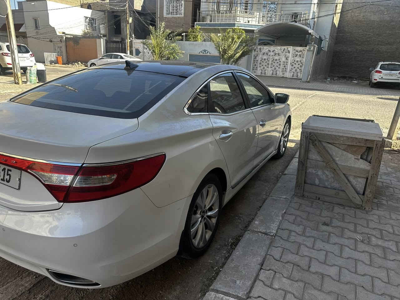 السلام عليكم هيونداي ازيرا 2013 خليجي محرك 2400 سلندر 4 منضومة غاز او بانزين السيارة منزل فديو شنو بيها صبغ 
بيها الصفحة صوب الصدر وبيها كارت بالجاملغ ثاني صوب السايق 
غير هذا مابيها شي مكفولة 
وحتى ماتعبك السيارة عايزة نواعم بسيطة كلش 
مثلاً درايمات امامية بس غير هاي ماعايزة السيارة ابد  

السيارة بيها منضومة غاز LPG
السيارة ماشية 138 الف كم حقيقي 
دواخل بيجي فول الفول عدة البصمة 
تبريد كير محرك كفالة شرط 
رقم بغداد انكليزي ومميز  اربع ارقام 
صاعدة هزة بشهر الـ10 السنة الفاتت يعني هزة جديدة وسنوية وارقام اني مسويلها ادامة بكلشي ماعايزه بس هسا مافارغ اكملها لان عندي دوام 

السيارة مكانها بالنجف وهذا رقمي 
***********
السعر 107$
