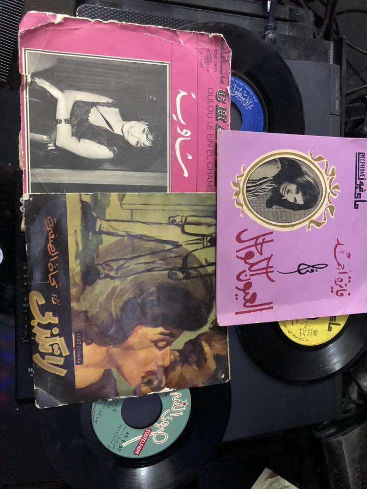 خمسةاسطوانات صغيرة سرعة 45عربية نظيفة جدا ستيريو مع اسطوانة واحدة هدية لديمس روسوز، السعر ١٠٠ الف ،لا يوجد توصيل عذرا، للاتصال *********** بغداد
