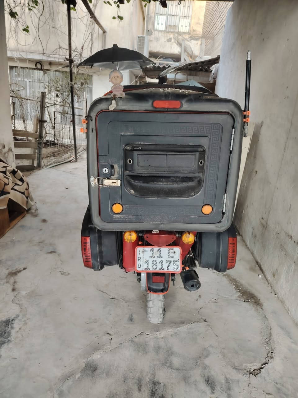 سلام عليكم . بوكسر موديل 2020 رقم بغداد سنويه بأسمي تحويل بنفس اليوم أذا تريد الدراجه متروكه 4 سنوات وأخذته وعمرته المكينه السبانه ما ممدوده عليه تجي وتجيب فيتر وتكلبه أذا شفته مفتوحه المكينه تاخذ كروتك مني الدراجه مثل مجاي تشوف بالصور الدراجه مناقصه بس السايق السعر 2 و 800 وبيه مجال *********** موجود على الشريحه وعلى الوتسأب
