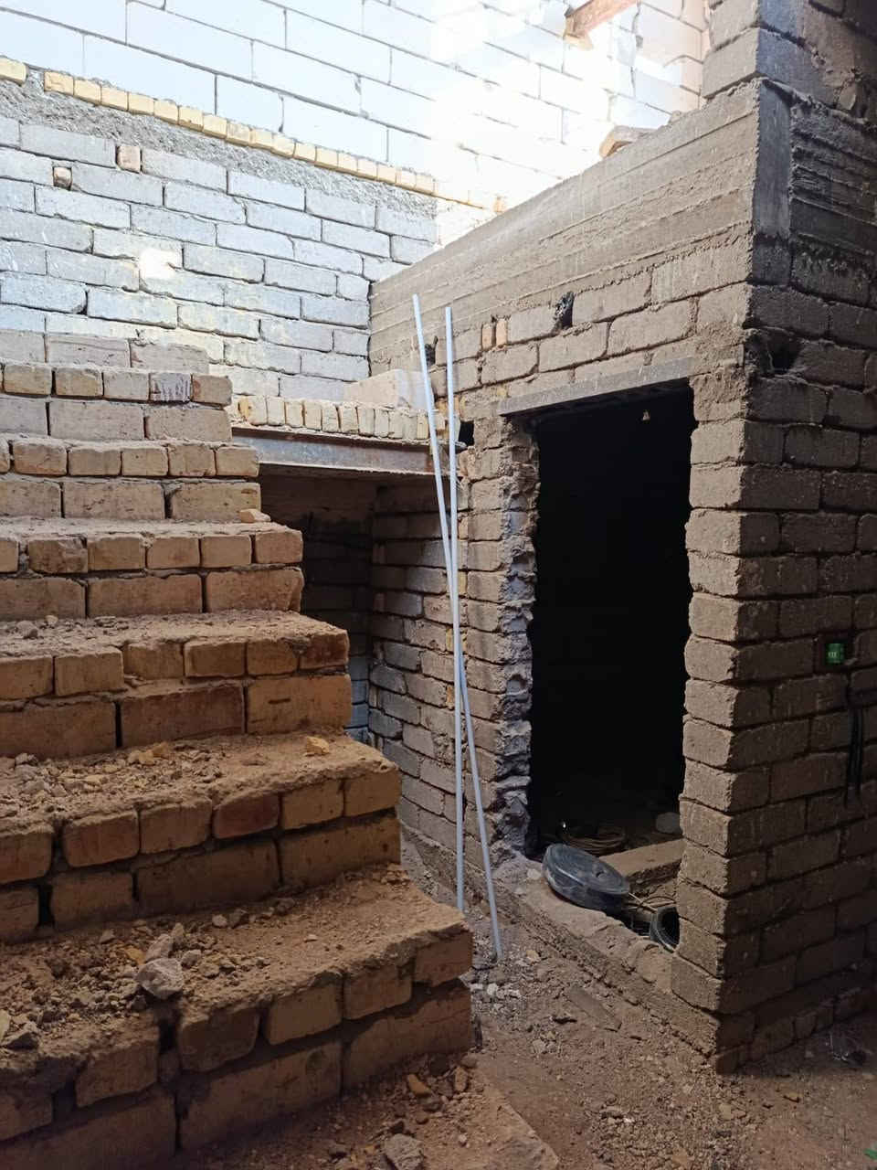 السلام عليكم بيت زراعي المساحة 250م في الاسماعيليه مقابل معمل عصائر دبي يتكون من غرفتي وصاله ومطبخ وديوانيه وصحيات داخليه وخارجه البيت ماسس كهرباء بدون لبخ ولا سيراميك السعر 47 وبيها مجال الاتصال ***********
