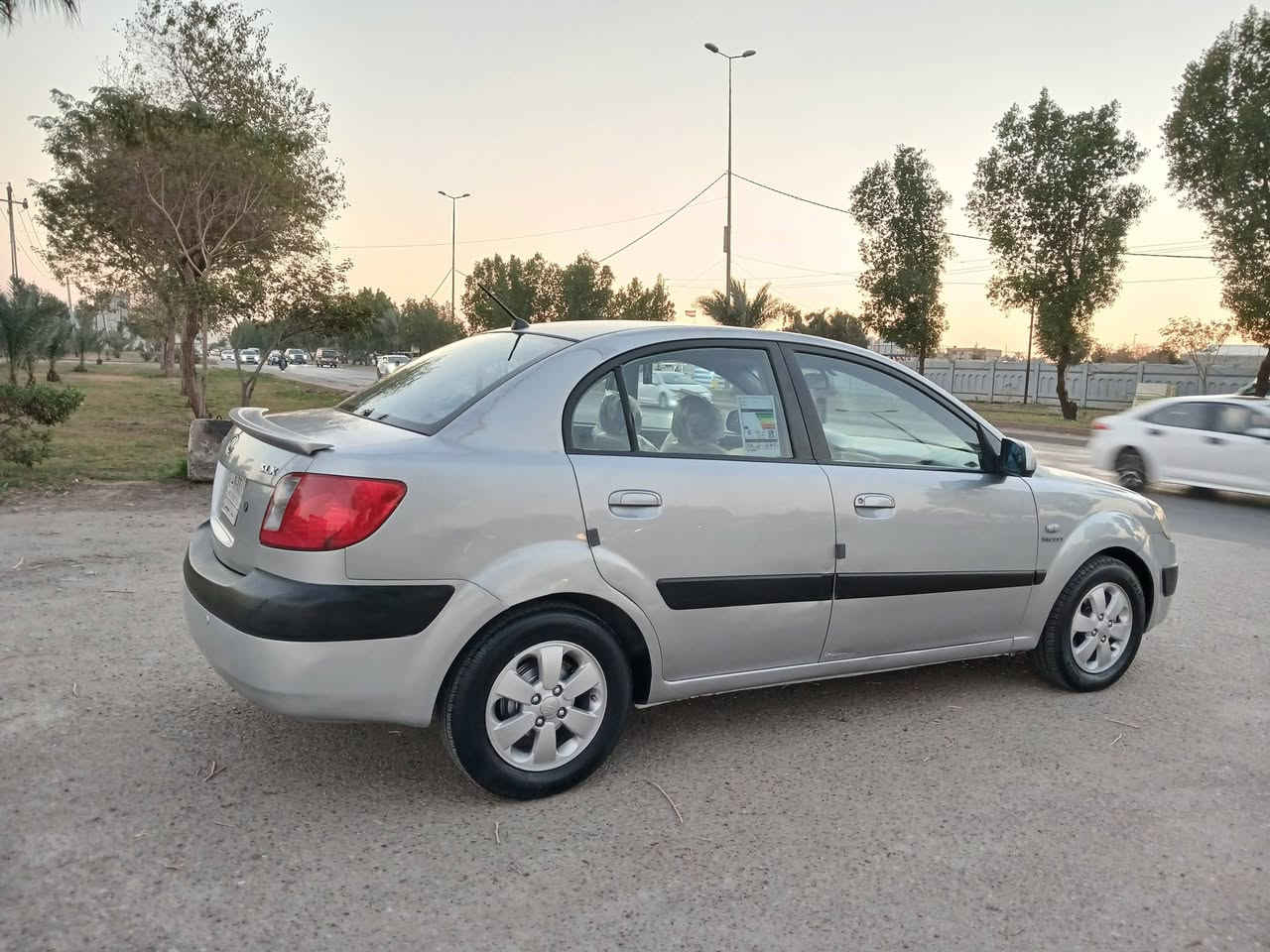 سلام عليكم رمضان كريم  مرخصه الادمن المحترم كيا ريو خليجي موديل ٢٠٠٧ 
بيها بس هلالات الخلفيه مال جاملغ صبغ وباقي سياره مكفول بدون صبغ 
مكينه ١٦٠٠ دوش 
تحكم ستيرن جهتين 
هيتر مري جانبي 
تدفئه كشنات  
كشنات جلد ومخمل 
حساس خلفي
تبريد بيانو 
صدر مكفول 
تخم تاير جديد 
تدفئه تبريد 
كهربائيات كلها شغاله وداخل سياره جديد 
السعر ٧٤ وبيها مجال كلش قليل 
عنواني بغداد البياع مدينه الذرى 
***********
