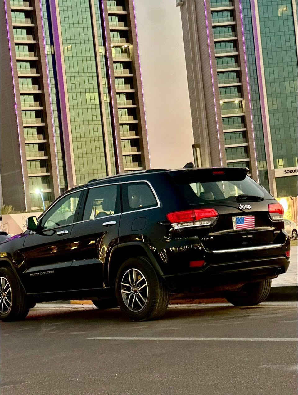 جيب 2019 لمتدد
ضرر بنيد فقط مبدل والجاملغ بلادي بي اقل من ربع صبغ من يم الباب الباقي كلة مكفول وبلادي  لغود شواصي كفالة عامة حتة الراديتر مكفول وبلادي الضربة ما واصلة للراديتر صور حادث ضمن المنشور + السونار 
+ صار بيها طخة بسيطة بنهاية الباب أيضا موضحة بالصور ومعمرة وكاملة

رقم بغداد انكليزي الجديد باسمي اني المالك الشرعي تحويل ثاني يوم

المواصفات 
مخلين الها تخم تاير ب مليون و نصف 

محرك 6 سلندر حجم 3600 مكفول من الفتح والخلل ومن كولشي 
كشنات جلد كهرباء + تدفئة كشنات 
كشن سائق خزن ميموري ( ذاكره )
سستم صوت 9 سماعات 
صندوق كهرباء 
رادارات جانيه خلفيه 
حساسات خلفية 
تدفئة ستيرن
مري تحكم كهرباء +هيتر+تعتيم متحسس للضوء+نقطة عمياء+اشاير بالمري 
شاشه كبيره 8 انج + كار بلي 
نضام امان عدم التحرك عند فتح الباب او وقوف قريب بجانب السيارة
ماوس انضمة قيادة جبلي+صحراوي+ ثلجي +4WD+ نضام نزول منحدرات
حساسات اطارات قياس ضغط الاطار
نضام GPS بلادي
لايت ليد زينون 
اوتو ستوب /اطفاء تلقائي بالازدحام/نضام تقليل الوقود
اوتو بريك
فور ويل 4x4
3 انضمة قياده + دكمة سبورت+ دكمة ايكو
دواخل اسود + تطعيمات صاج اسود بلادي
تبريد 3 قطع 
وبعد مواصفات ما ذاكرهن
وباقي مواصفات Jeep الغنيه عن تعريف 
  سياره بدون نواقص نهائياً واحلا من الصور 
وتجي وشوف وتحكم وبعينك 
محركه بلادي ممفتوح بي برغي 
اما بخصوص الكير والمحرك وتبريد والكهربائيات والحداديه فكلهم كفاله عامه وشرط الفحص وسياره احلا من صور بدون شخوط صافيه 

السعر 230 وبيهة مجال وبالخير عل ياخذهه

مكان السيارة الكوت واسط 

للاستفسار 
***********
