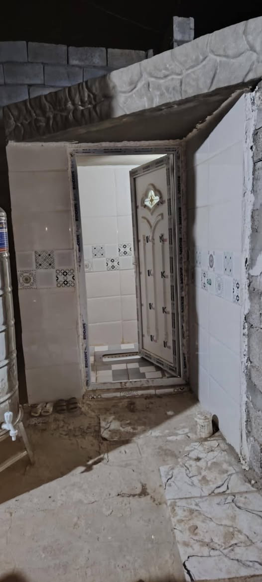 سلام عليكم بيت للبيع طابو زراعي 130متر بيت جاهز للسكن حي الكرار قرب شارع 30السايدين بلفرع غرفه وصاله ومطبخ وستقبال خدمات مي كهرباء مجاري جاهز مكلف بلنشر *********** سعر 30بي مجال قليل
