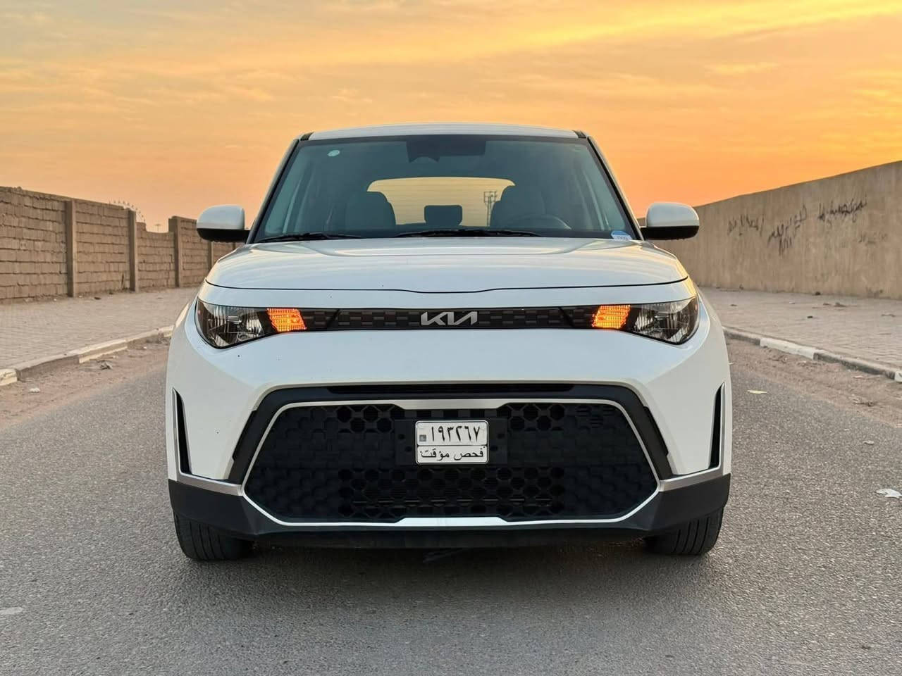 🚗 كيا صول موديل 2024 | لون أبيض 🚗
سيارة عملية واقتصادية، مناسبة للاستخدام اليومي داخل المدينة 👌

🔧 المواصفات الفنية:

 • المحرك: 4 سلندر سعة 2.0 لتر
 • القوة: حوالي 147 حصان
 • ناقل الحركة: أوتوماتيك (CVT)
 • نظام الدفع: أمامي (FWD)
 • الوقود: بنزين
 • صرفية وقود ممتازة

🛠 التجهيزات:

 • شاشة وسطية
 • بلوتوث
 • كاميرا خلفية
 • مكيف هواء
 • تحكم بالمقود
 • أنظمة أمان (ABS – ثبات إلكتروني – مانع انزلاق)

📊 تفاصيل السيارة:
▪️ الموديل: 2024
▪️ اللون: أبيض
▪️ الممشى: 15,000 ميل
▪️ الحالة: تقرير مياه أمطار
▪️ التشغيل: تعمل وتسير داخل المزاد
▪️ السعر: 16,500$
▪️ رقم الشاصي (VIN): KNDJ23AU2R7906253


**إذا كنت صاحب هذا الإعلان وتريد حذفه لأي سبب، رجاءا أرسل رسالة إلى الدعم الفني**