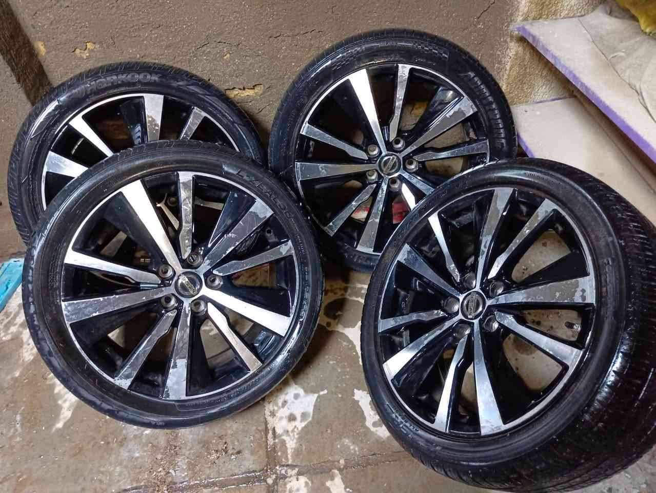 وياله  حجم 18 هنه وتايراتهن بحاله جيده والوياله بيهن واحد مصلح مفطور ومصلحه سعرهن هنه والتايرات 125 الف بسعر مناسب كلش  مكاني بغداد الشعب ***********
