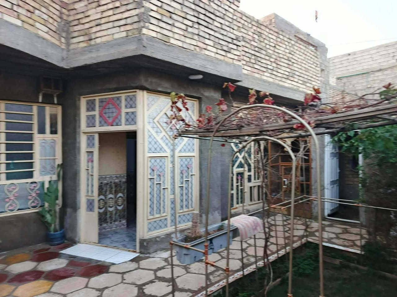 السلام عليكم
دار للبيع طابو صرف مساحه 200  عنوان النهروان الشمري شارع الضغط خلف حسينيه زينب الكبرى بيت مرتب ونضيف يتكون من استقبال وصاله ومطبخ وغرفتين نوم  للتواصل خاص او اتصل بالرقم ‏‪***********‬‏
