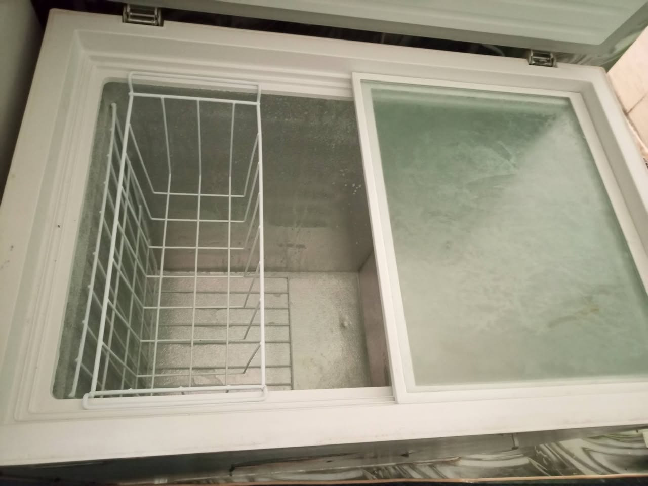 مجمده للبيع مستخدمه مره واحده جديده  سعر 350 العنوان حي السلام ***********
