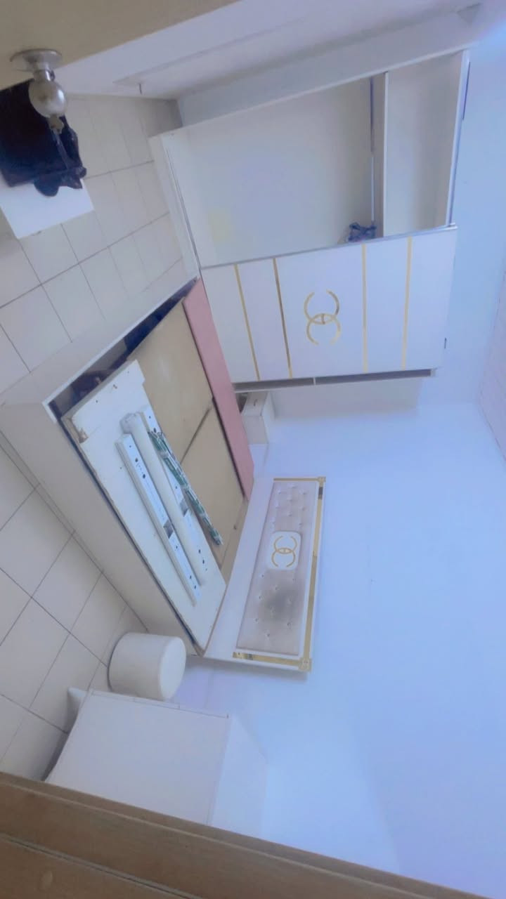 غرفة تركية ٥ قطع الجرباية جواهه صومية ام النفر كامله مابيهه شي والكنتور يحتاج تبديل سجة فقط مابي اي ضرر بابين باب مراية وباب هاي الي بالصورة ثنينهن نظيفات وميز تواليت جديد وكومديات اثنين 
كلها سعرها ٢٥٠ شراي يتفضل خاص مستعجلة ع البيع


**إذا كنت صاحب هذا الإعلان وتريد حذفه لأي سبب، رجاءا أرسل رسالة إلى الدعم الفني**