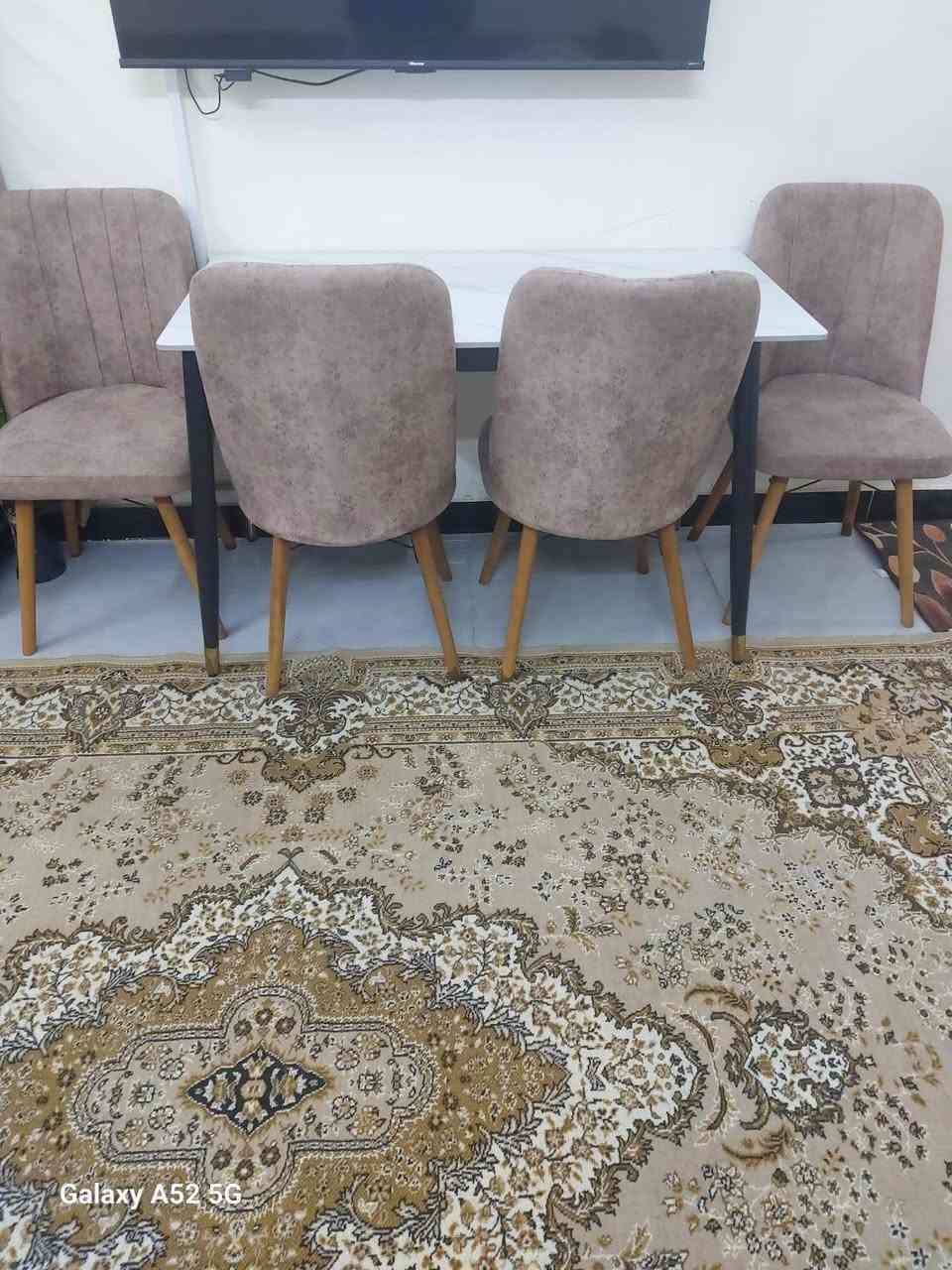 السلام عليكم للبيع ميز طعام مرمر مع اربع كراسي جديد استخدام اسبوعين العنوان بغداد حي الضباط سريع حي العامل ***********
