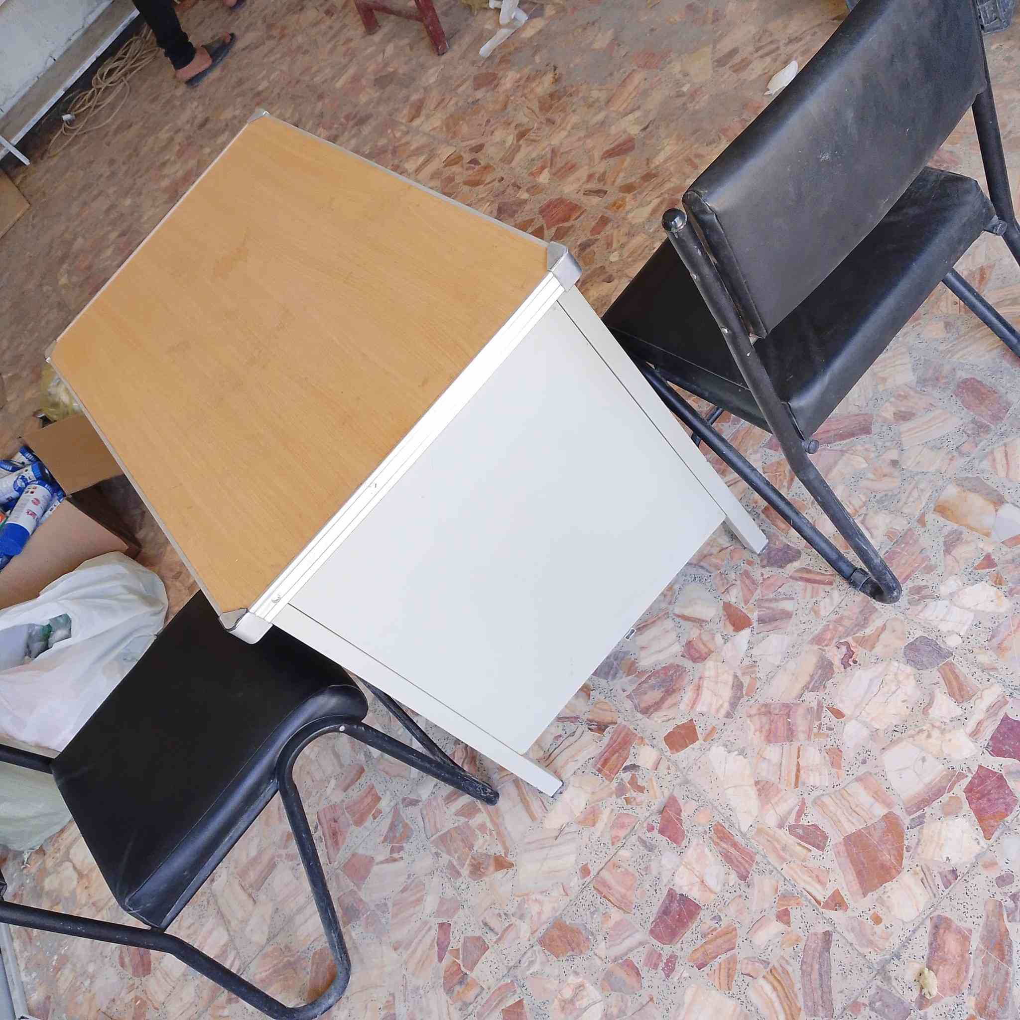 السلام عليكم ميز مكتبي مع كرسيين جلد لنظافه 90% للاستفسار ***********
