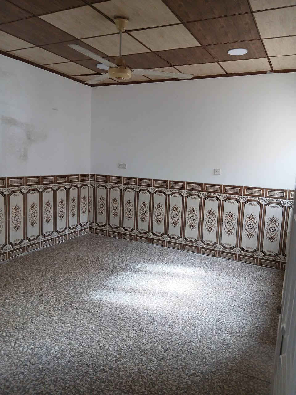 شقه للايجار في الموصل حي الصديق غرفتين نوم هول صحيات مطبخ سعر الايجار 250 الف
***********/***********
