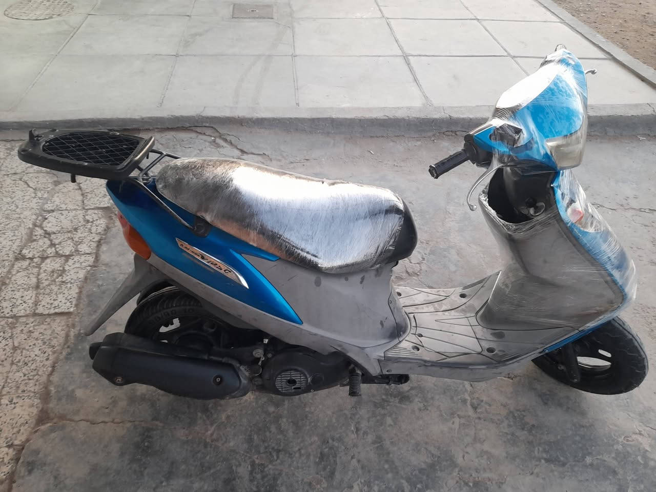 لسلام عليكم دراجة ساسوكي ادرس ياباني نضيفة اي نقص مابيهة نكرة سلف اورق كاملة لمكان لغزالية لسعر 300 لشراي يتصل ***********
