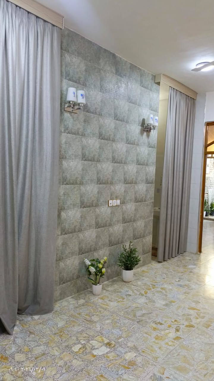 السلام عليكم بيت للبيع بناء حديث كامل مساحتة ١٥٠ الواجهة ٧ ونص نزال ٢٠( مطبخ واستقبال وصالة وسطية وغرفتين نوم وصحيات خارجية ومناور اثنين والطابق الثاني صالة وصحيات) للاستفسار أكثر التواصل ع هذا الرقم *********** العنوان زعفرانية حي الزهور (الزراعي)
