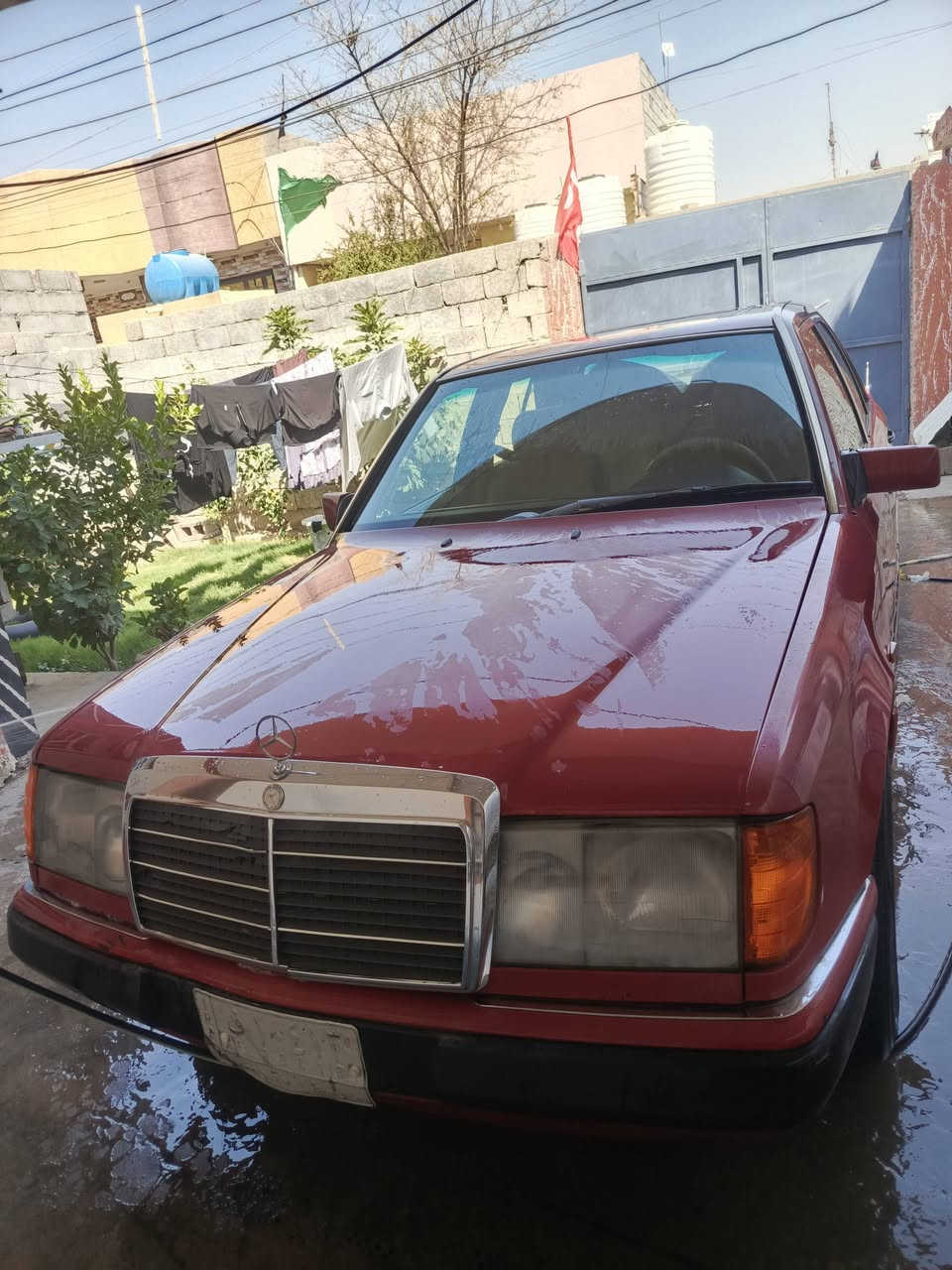 *للبيع مرسيدس E-Class موديل 1993* 
*المواصفات:*
- *اللون*: عنابي مصبوغ عام
- *المحرك*: ماكينة بطة 2500cc 
- *الرقم*: واسط - تحويل مباشر + مشروع وطني
- *الاطارات*: تخم تاير جديد
- *الاضافات*: فتحة سقف شغالة، تقفيل بالريموت، تبريد جاهز، كهربائيات كلها شغالة
- *الحالة*: السيارة جاهزة، صدر جديد، غرفتها حلوة ونظيفة

*السعر*: 50 ورقة وبيها مجال بسيط
*المكان*: بابل - جبله
*للاستفسار*: ***********
