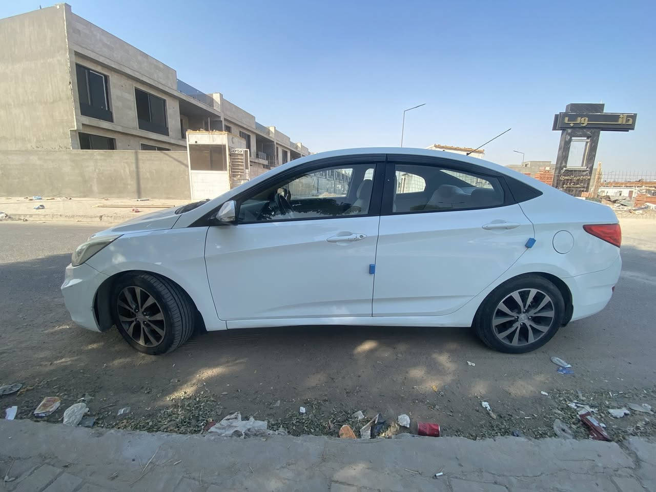 هونداي اكسنت مضلع محرك 1600 سيارة نظيفة مطخوخة مثل مشفت بالصور وبارد بالجاملغ الأمامي مال صدر وشخط بالباب الي ورة الصدر والباقي كلة مكفول مع العلم السيارة بدون صبغ مواصفات فتحة اشاير بالمري تحكم ستيرن جهتين نظام ايكو تقليل صرف وقود رقم هاتف ***********
