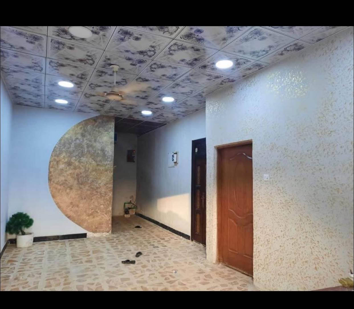 السلام عليكم بيت للبيع 📍في منطقة العالية نهاية شارع 17 قرب المدارس 125م يحتوي البيت على ديوانية و غرفه و هول واسع و حمامات و مطبخ البيت جاهز  علماً (ان البيت تجاوز قبل 2001)  
المنطقة اي أزاله ما عليها 
البناء بلـوڪہَ و السقف كونكريت مسلح و الارض كاشي  (السعر 29)  و قابل للتفاوض 
للاستفسار ***********: ***********
