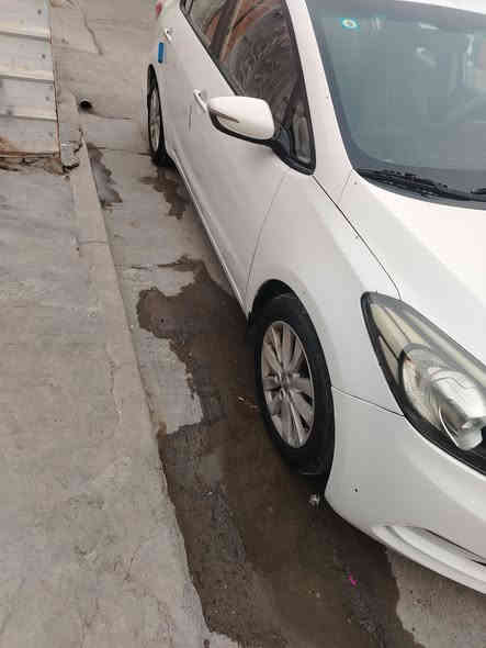 سلام عليكم لبيع سيراتو 2016 خليجية ماشية 117 محرك 2000 فتحه تحكمات جهتين اشاير ب المري مري  شفط ويل كب 5 بيها قطعتين صبغ
بيه باب السائق مصبوغة بدون ضربة والباب الورة السائق صبغ سنوية ل 28 رقم بغداد انكليزي السعر 125 وبيها مجال بسيط لشراي مكاني بغداد حي العامل *********** الشراي يتصل
